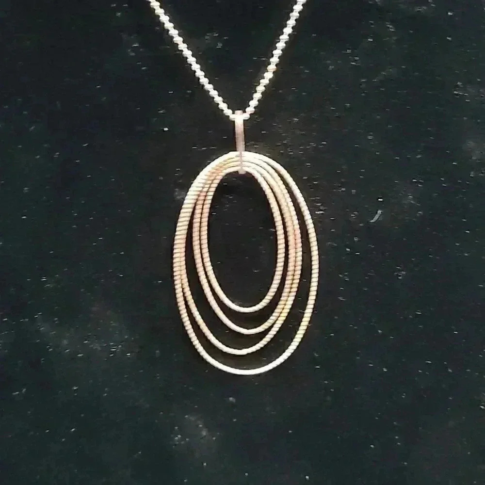 Sterling Silver linked oval pendant 16" chain.